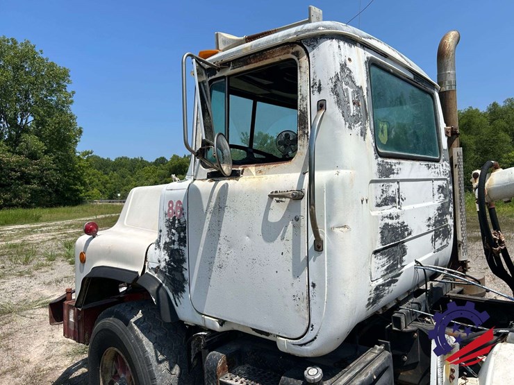 1992-mack-dm600gk-rear-discharge-concrete-mixer-truck-image-23