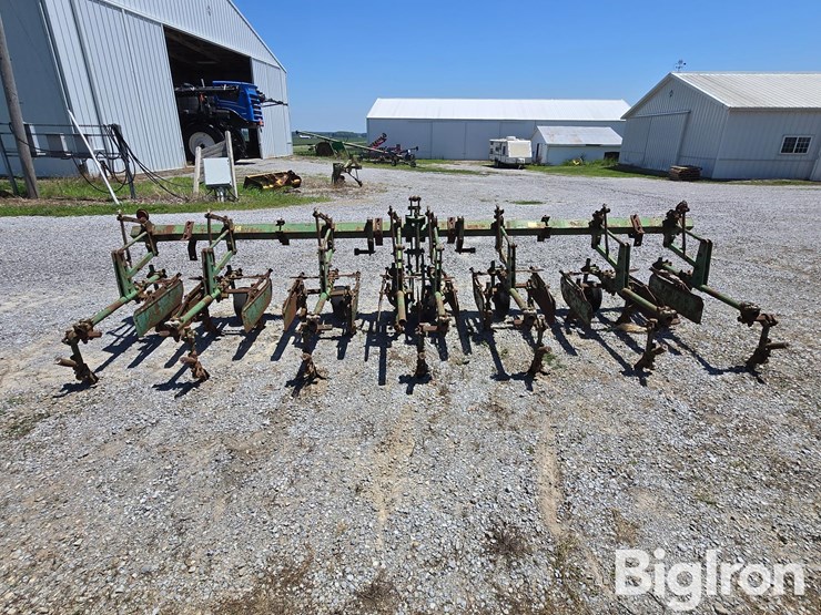 john-deere-6r30"-cultivator-image-6