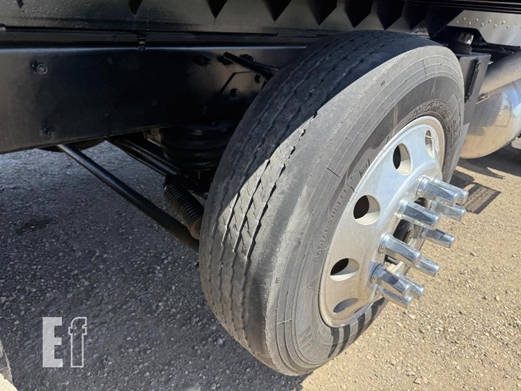 2005-peterbilt-335-image-46