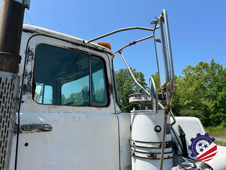 1992-mack-dm600gk-rear-discharge-concrete-mixer-truck-image-61