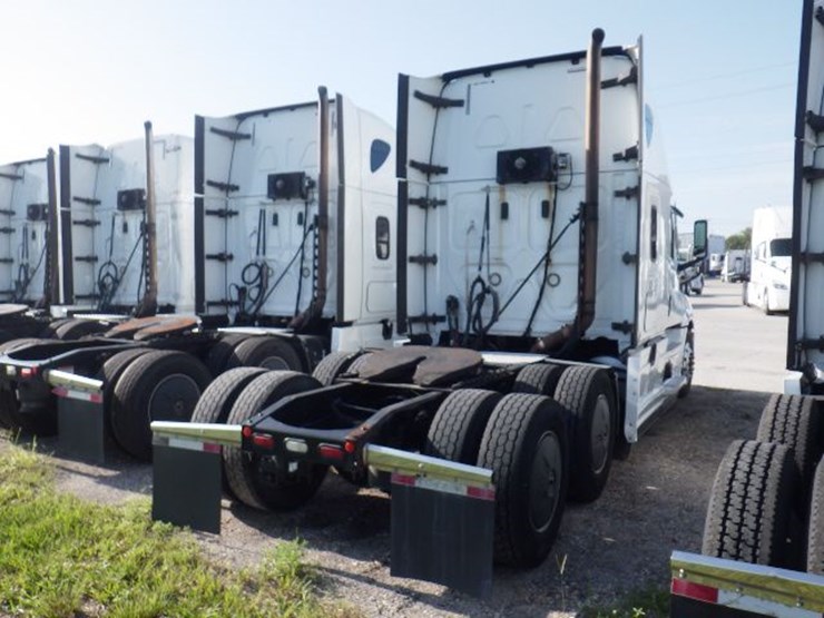 2020-freightliner-cascadia-126-image-13