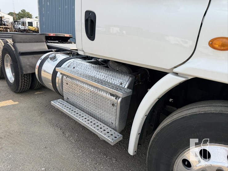 2013-freightliner-cascadia-113-image-14
