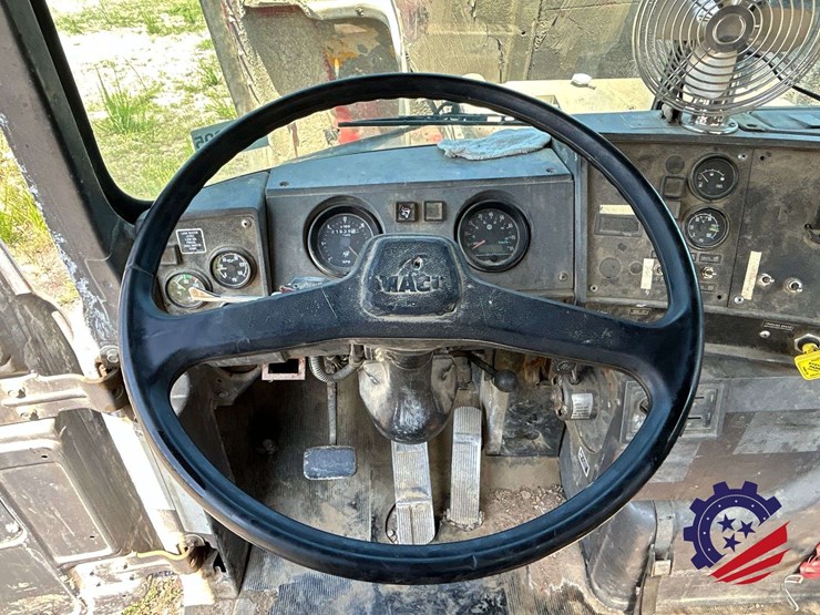 1995-mack-dm690s-image-84