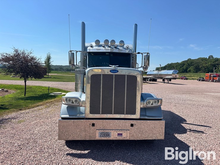 2020-peterbilt-389-image-2