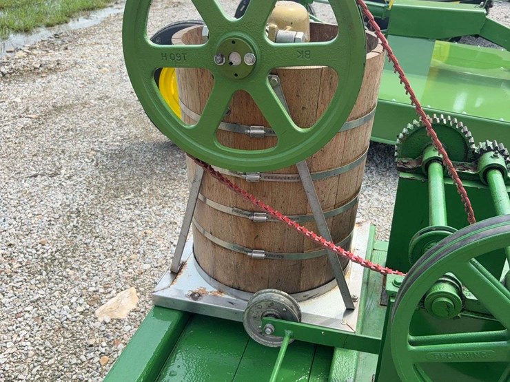 1925-1928-hit-&-miss-ice-cream-maker,-5-gallon,-on-wooden-rail-road-cart,-all-set-up-ready-to-go-image-11