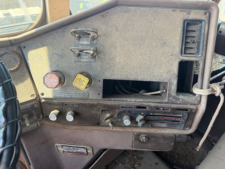 #52611-•-1985-freightliner-single-cab-t/a-fertilizer-truck-2fupysyb5fh254590-inv#52611-image-81