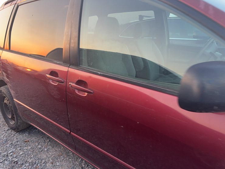 2004-toyota-sienna-image-7