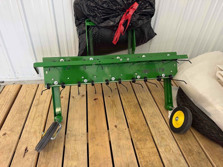 2021-john-deere-x370-image-12
