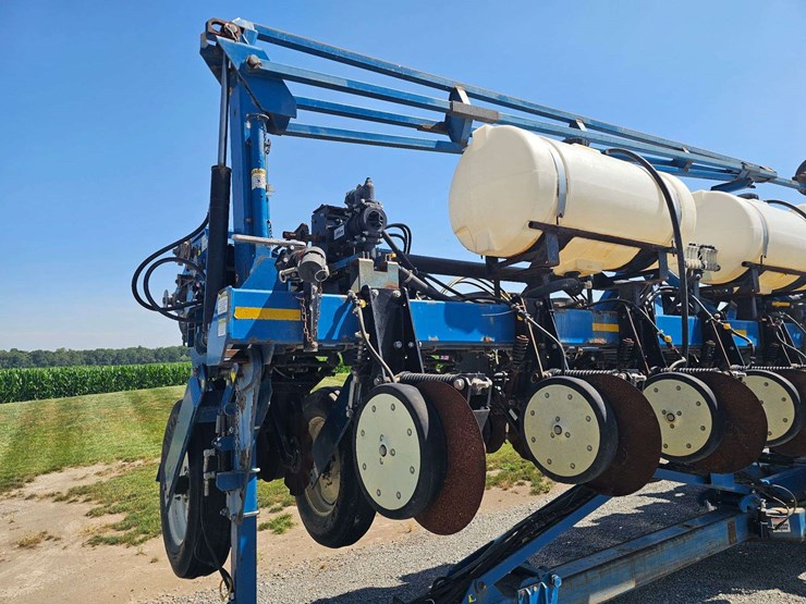2001-kinze-16-row-planter-image-6