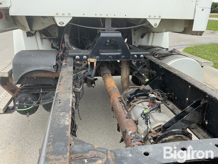 2009-freightliner-m2-106-image-19