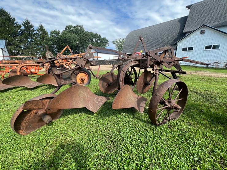 #9914-•-international-2-bottom-plow-image-3