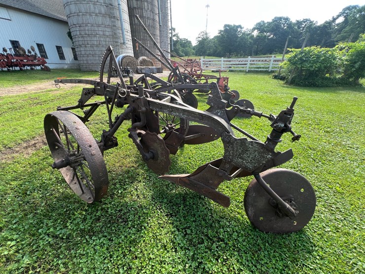 #9914-•-international-2-bottom-plow-image-2