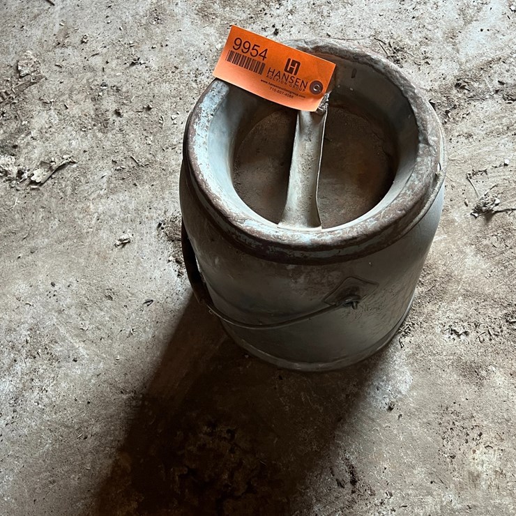 #9954 • IHC Milk Bucket