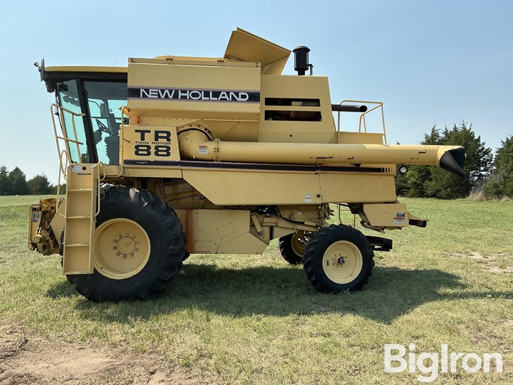 1997-new-holland-tr88-image-8