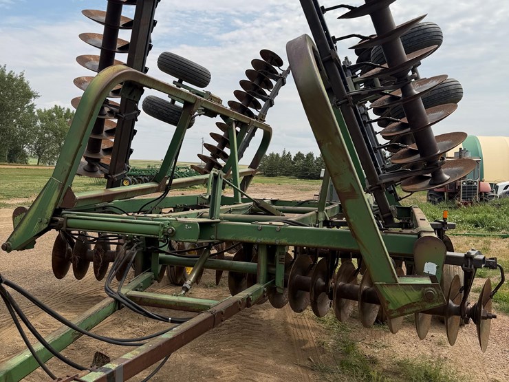 john-deere-335-image-4