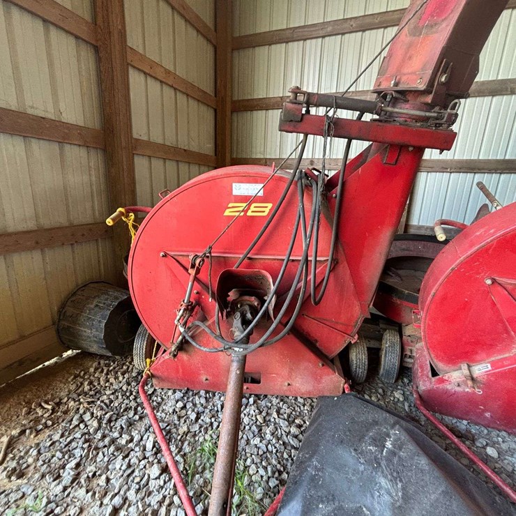 NEW HOLLAND 28