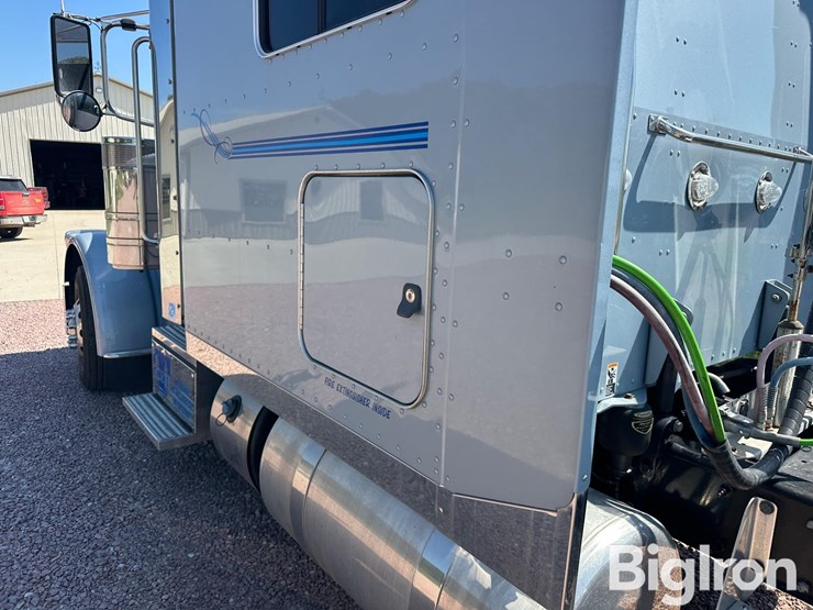 2020-peterbilt-389-image-18