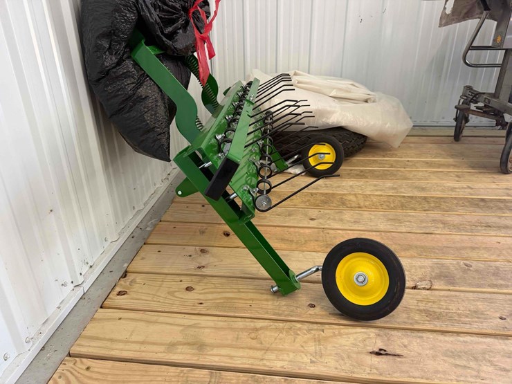 2021-john-deere-x370-image-13