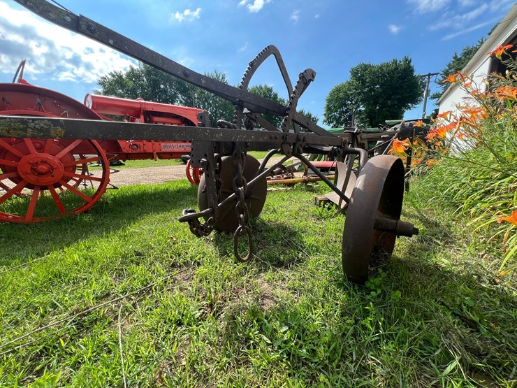 #9925-•-ih-groundbreaking-plow-image-6