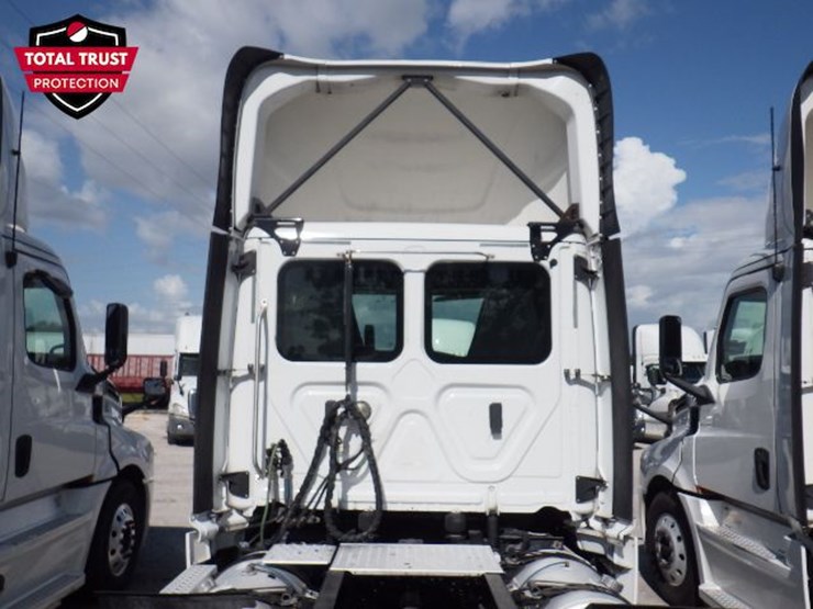 2019-freightliner-cascadia-126-image-10