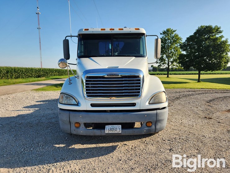2007-freightliner-columbia-120-image-2