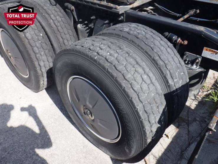 2019-freightliner-cascadia-126-image-11