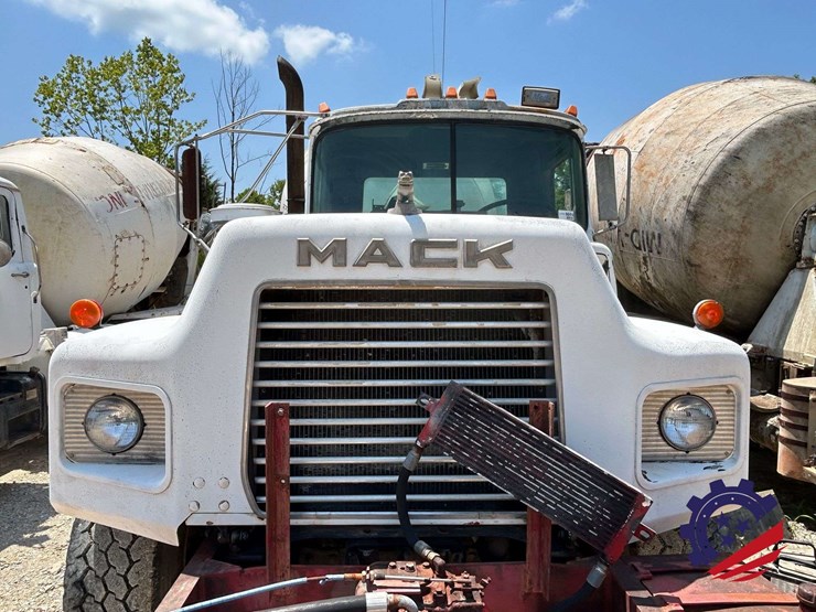 1992-mack-dm600gk-rear-discharge-(glider-kit)-concrete-mixer-truck-image-16