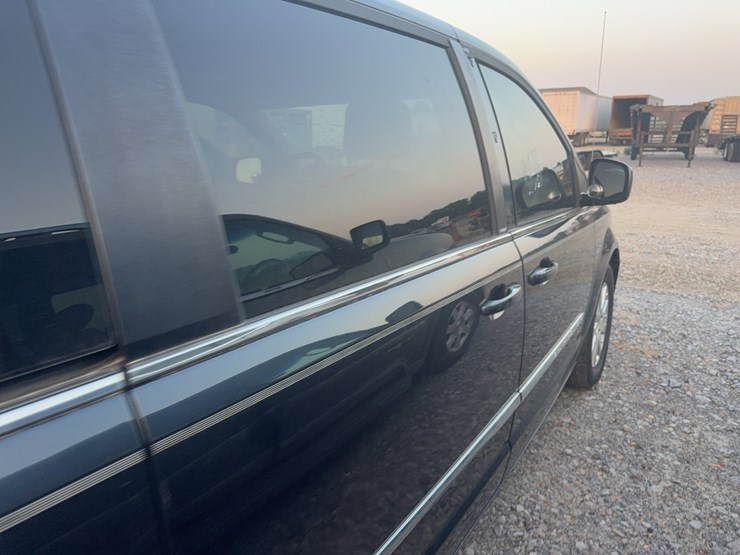 2014-chrysler-town-&-country-image-12