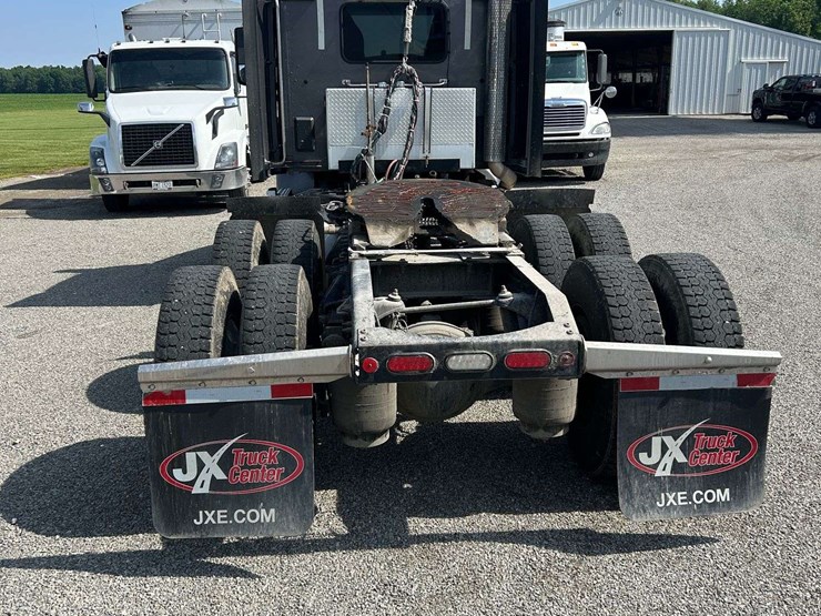 2019-peterbuilt-579-semi-tractor-image-5