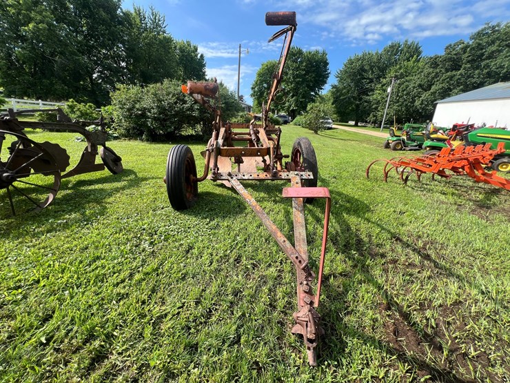 #9915-•-allis-chalmers-3-bottom-plow-image-6