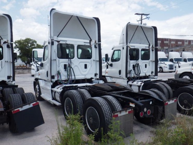 2016-freightliner-cascadia-125-evolution-image-12