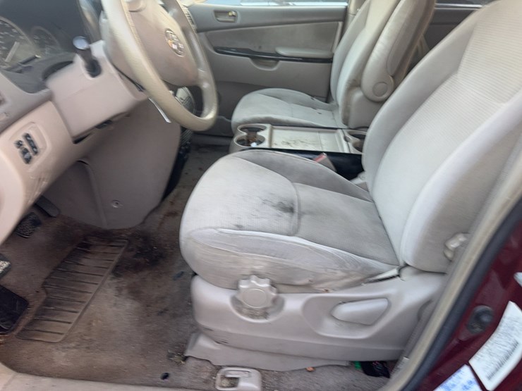 2004-toyota-sienna-image-31