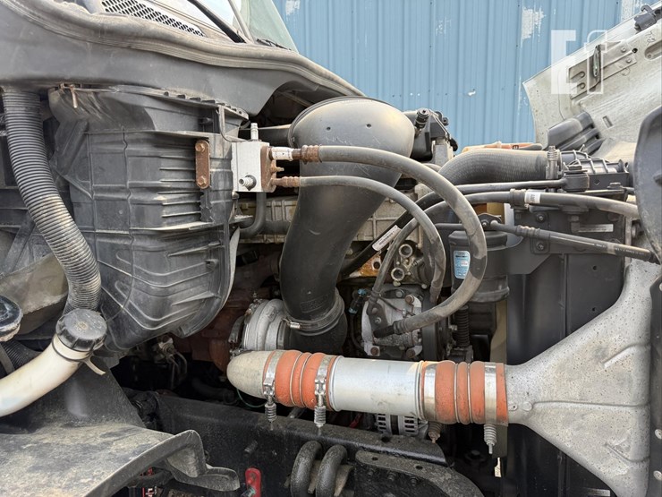 2013-freightliner-cascadia-113-image-47