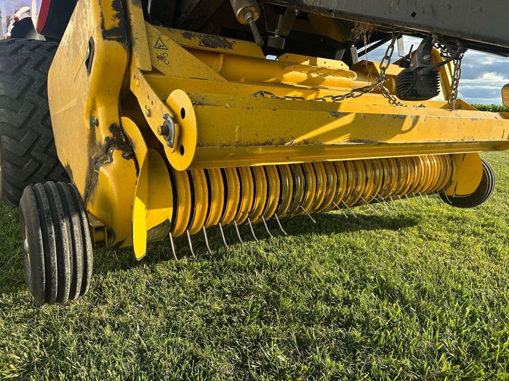 2014-new-holland-330-image-11