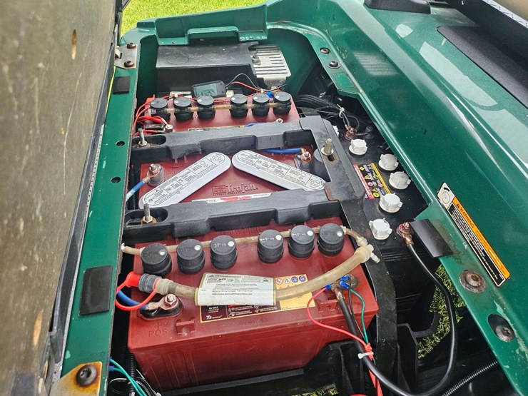 e-z-go-electric-golf-cart-image-5