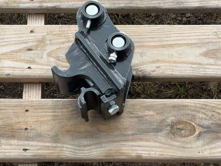 mini-excavator-quick-change-attachment-image-1
