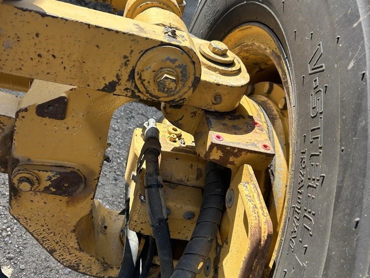 2011-caterpillar-140m2-awd-image-19