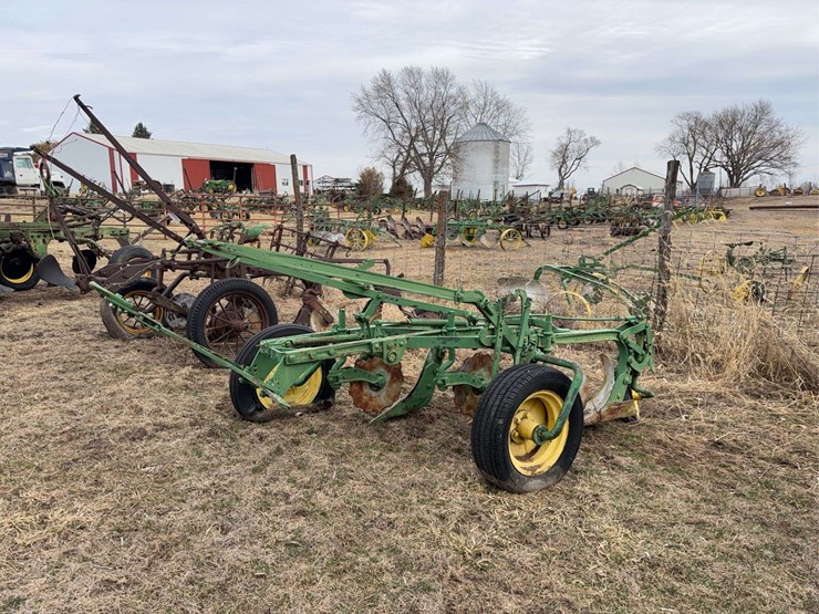 john-deere-pull-type-three-bottom-plow-image-1