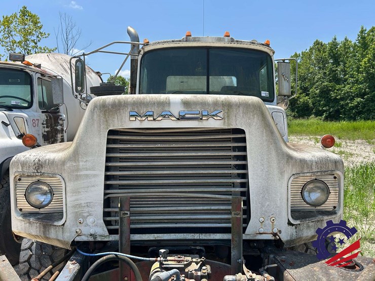 1997-mack-dm690s-image-19