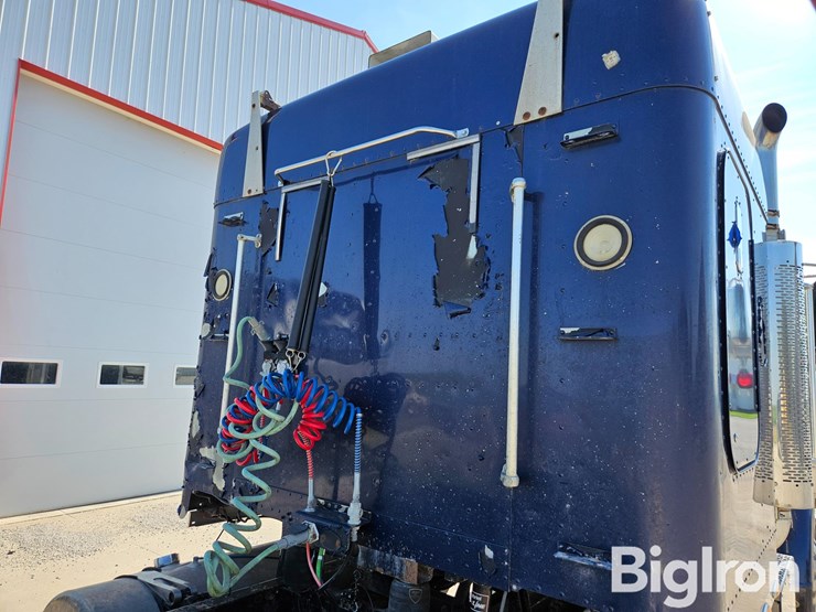 2005-freightliner-fld132-classic-xl-image-17