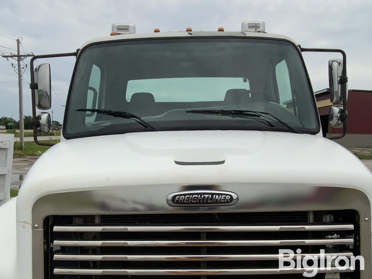2009-freightliner-m2-106-image-10