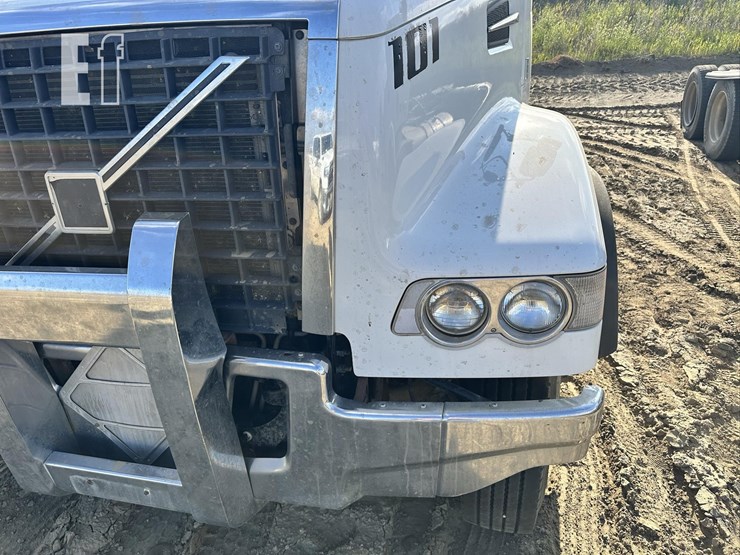 2014-volvo-vhd84ft200-image-19