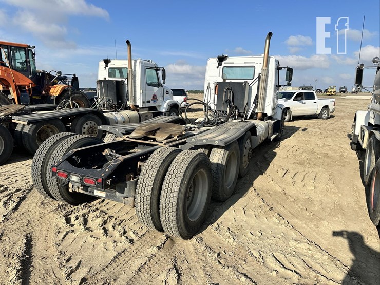 2014-volvo-vhd84ft200-image-4