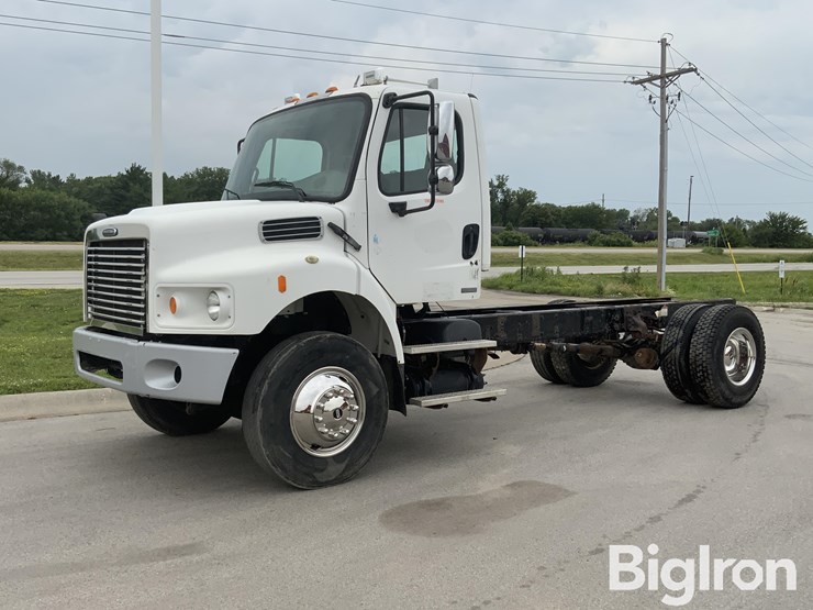 2009-freightliner-m2-106-image-1
