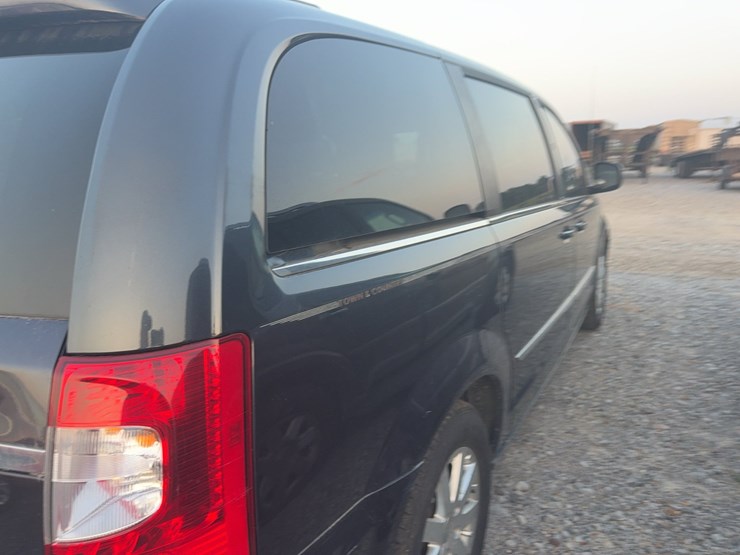 2014-chrysler-town-&-country-image-11