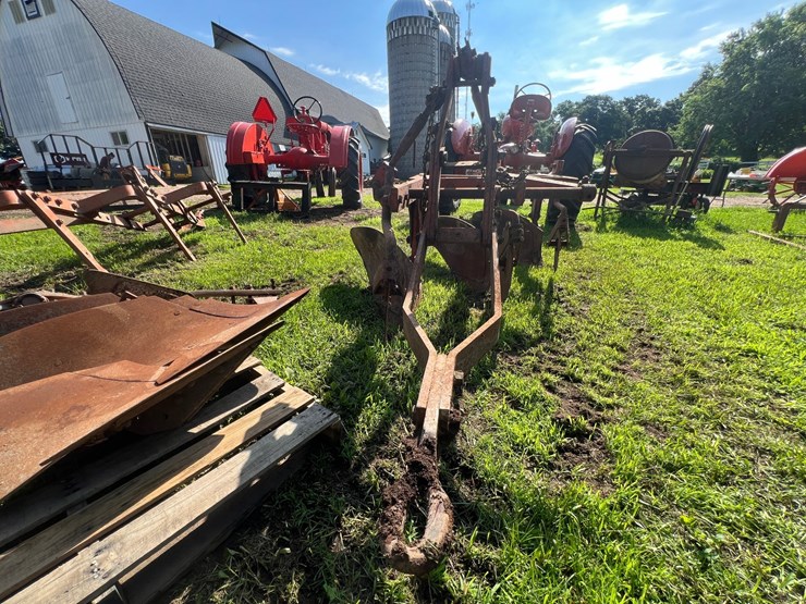 #9911-•-allis-chalmers-snap-coupler-3-bottom-plow-image-1