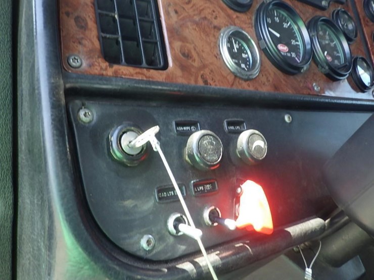 2004-peterbilt-378-image-26