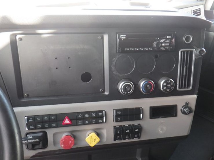2020-freightliner-cascadia-126-image-24
