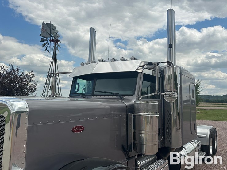 2016-peterbilt-389-image-10
