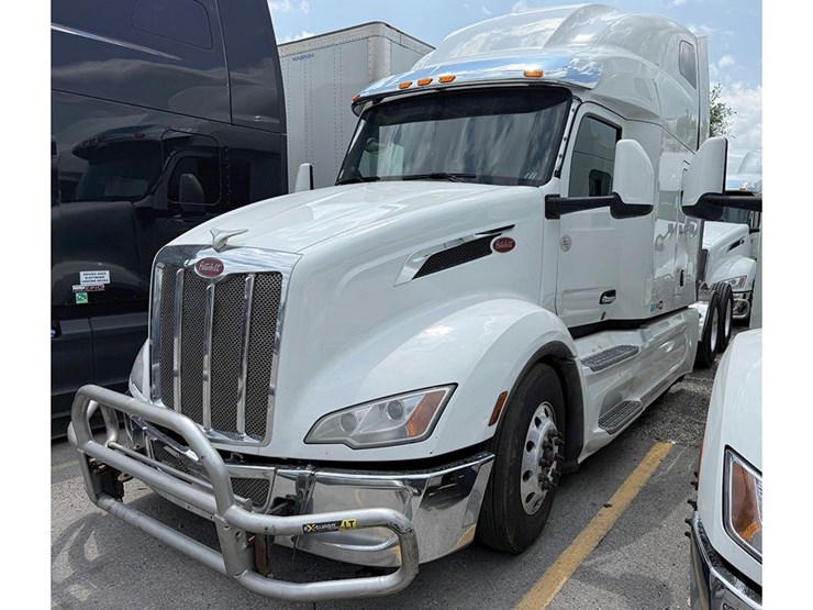 2022-peterbilt-579-image-1